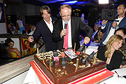 Michael Käfer, Helmut Baurecht und Torte 30 Jahre ARTDECO Feier mit einer 5 Gänge Gourmetreise beim Feinkost Käfer in München am 26.06.2015  (©Foto: Artdeco)